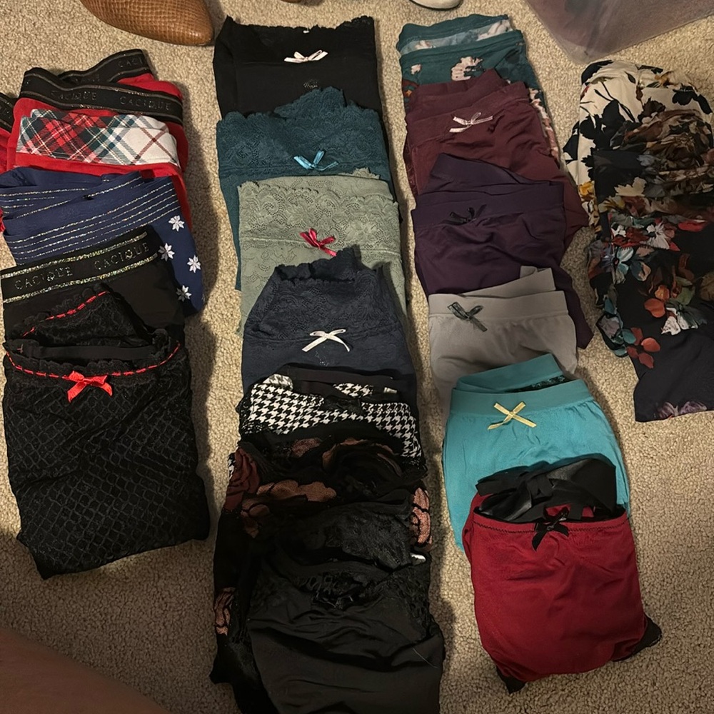 Cacique 21 pair of size 22/24 panties.